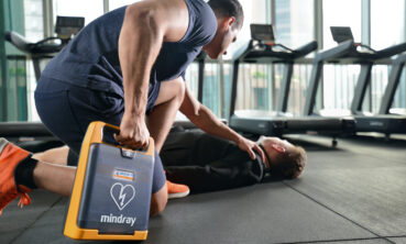 Someone using the Mindray defibrillator in an emergency
