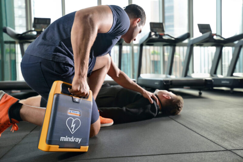 Someone using the Mindray defibrillator in an emergency
